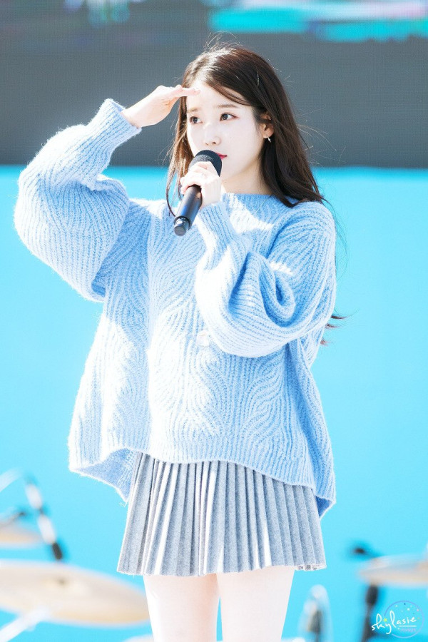 하늘색이 잘 어울린다는 아이유