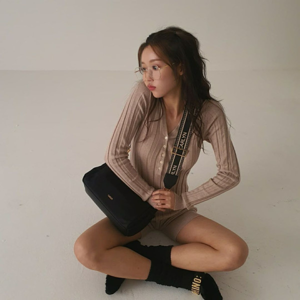 오마이걸 유아 골지니트 점프수트 몸매라인