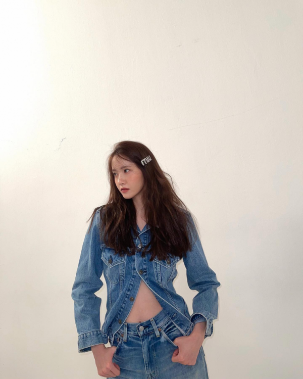 단추를 많이 푼 청청패션 윤아  권유리