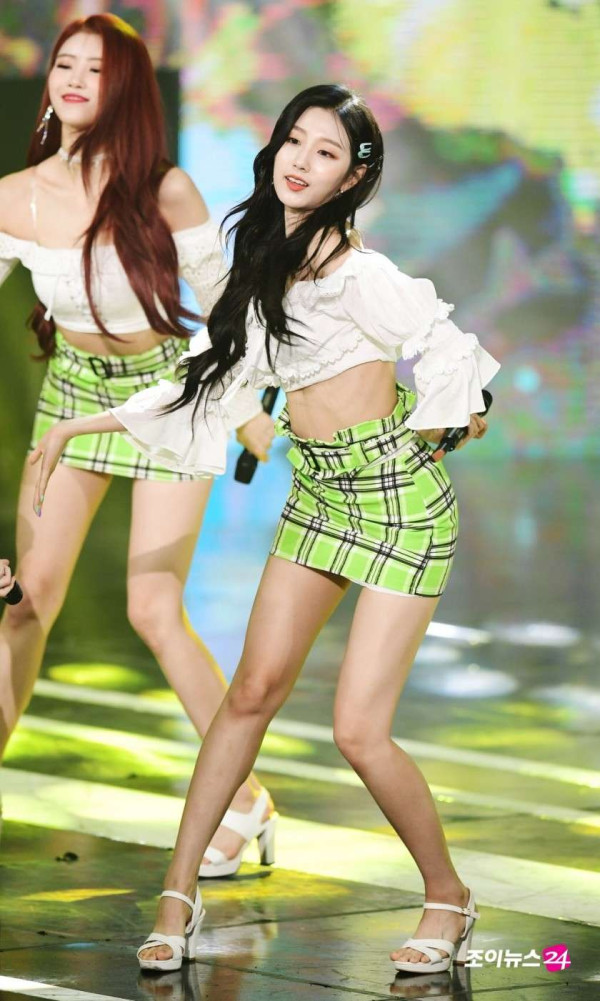체크무늬 H라인 스커트 러블리즈 예인