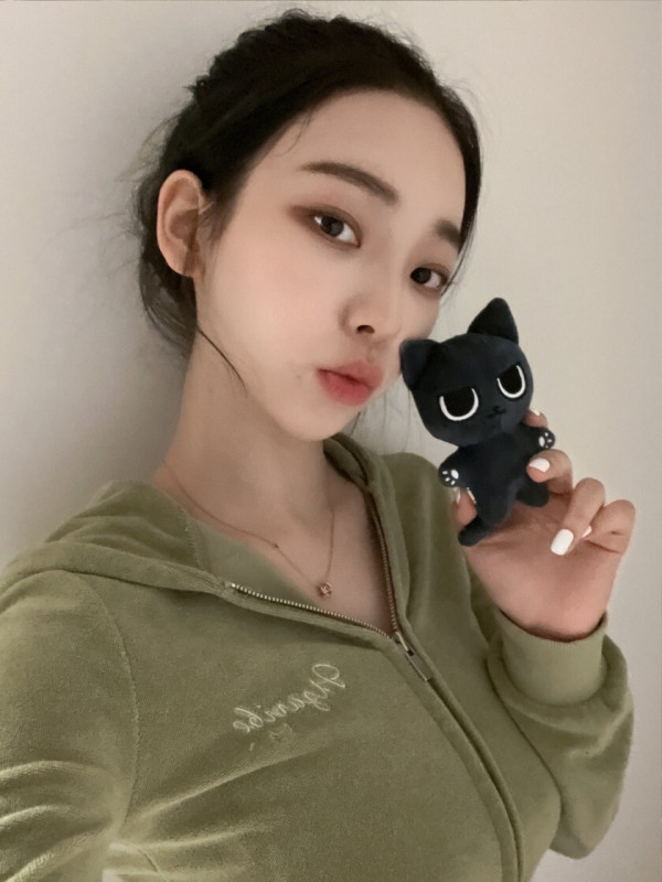 올리브 그린색 벨벳 후드티...묵직한 에스파 카리나