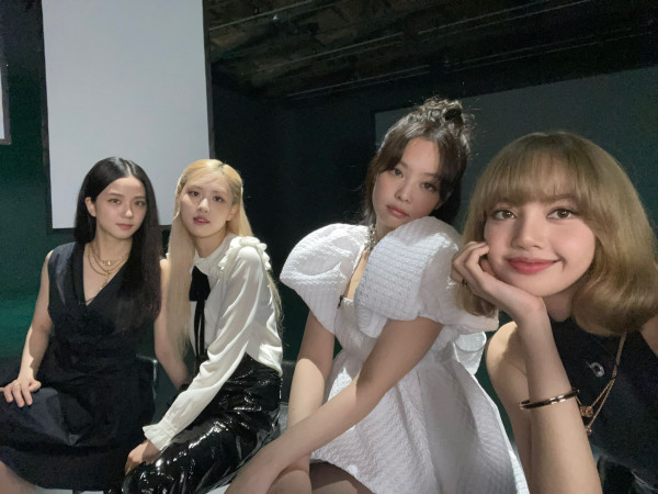 미니드레스에 검스 제니