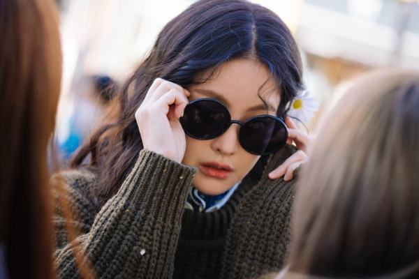 머리에 꽃 꽂은 배우 오연서