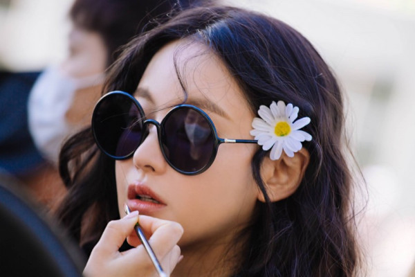 머리에 꽃 꽂은 배우 오연서