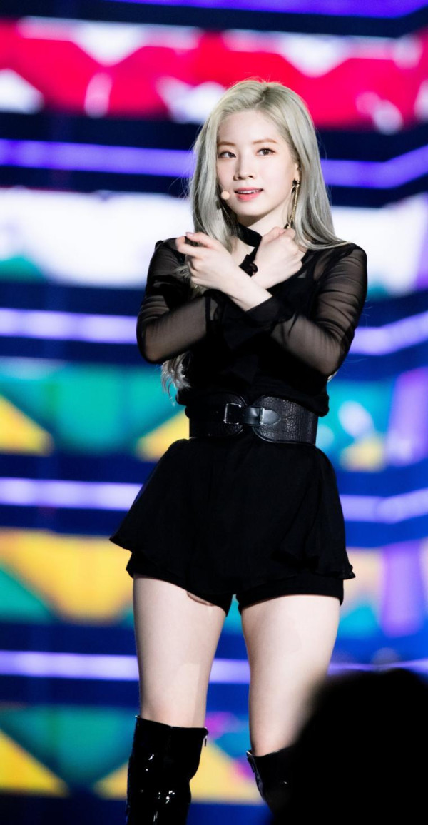 블랙의상과 대비되는 하얀 허벅지 트와이스 다현