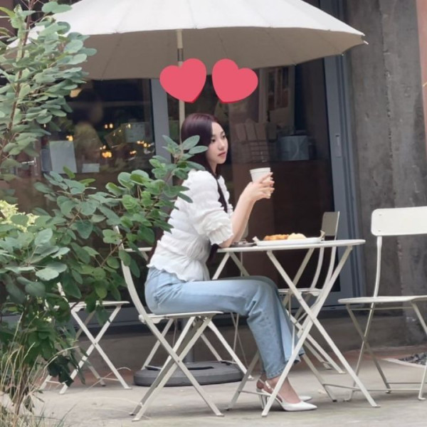 찰영하고 있는듯한 카리나
