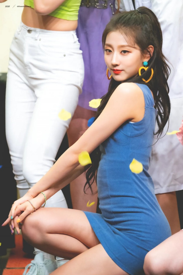 파란 벨벳원피스 러블리즈 예인 힙라인