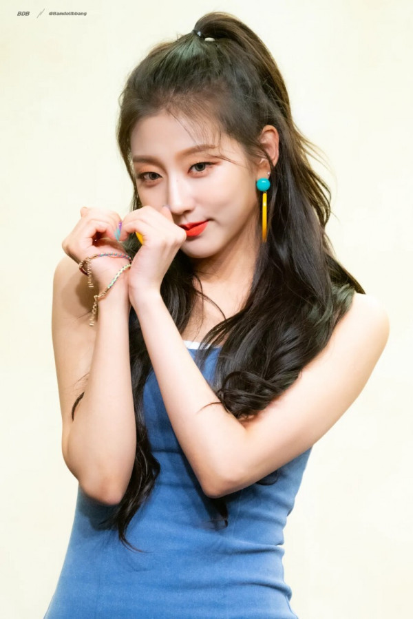 파란 벨벳원피스 러블리즈 예인 힙라인
