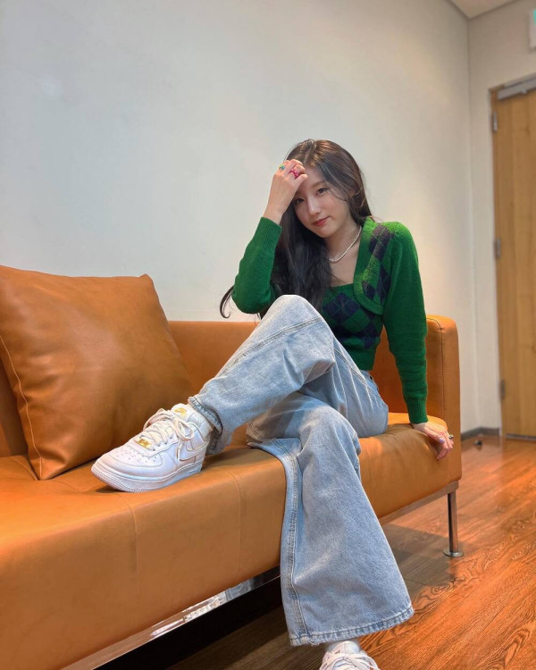 녹색 크롭티 정예인