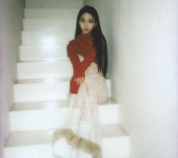 몸매 라인이 비치는 시스루 카리나