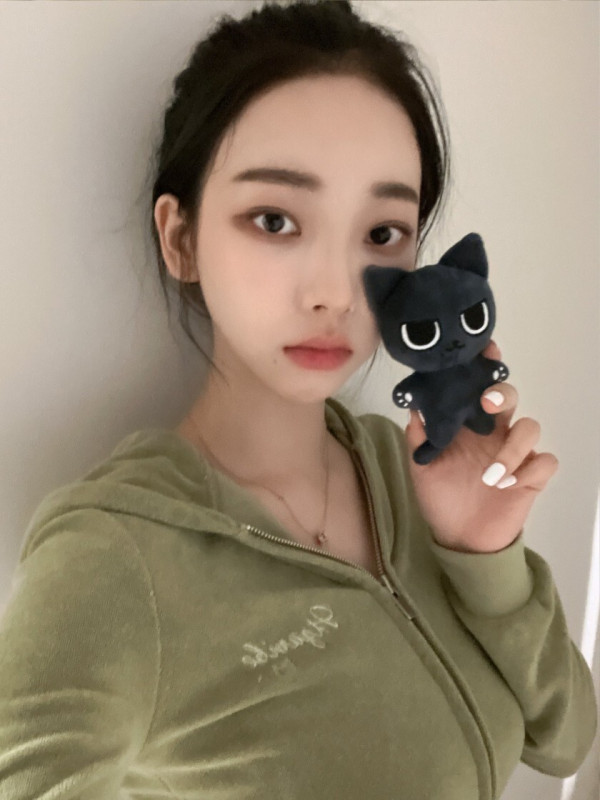 올리브 그린색 벨벳 후드티...묵직한 에스파 카리나