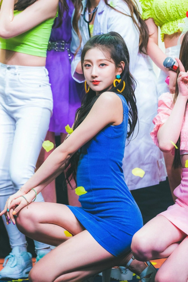 파란 벨벳원피스 러블리즈 예인 힙라인
