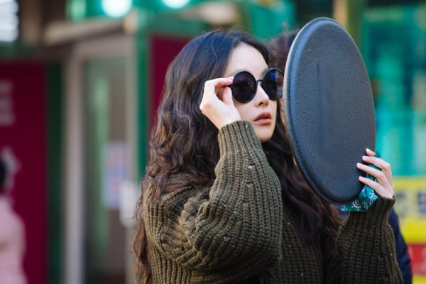 머리에 꽃 꽂은 배우 오연서