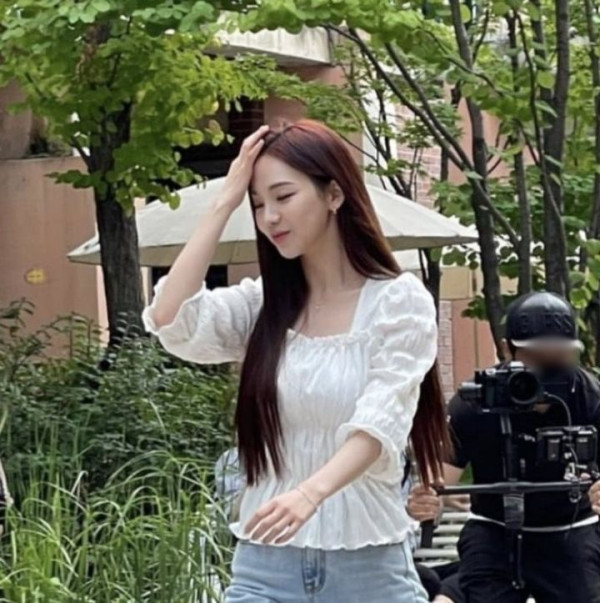 찰영하고 있는듯한 카리나