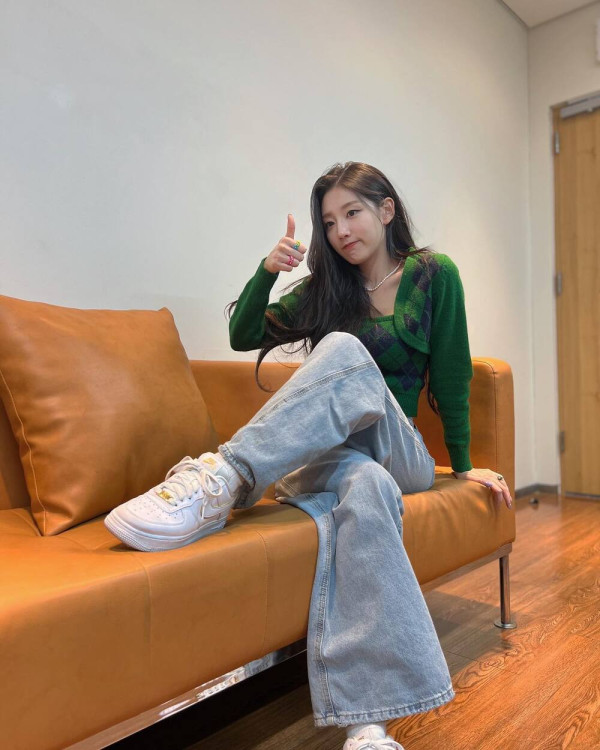 녹색 크롭티 정예인