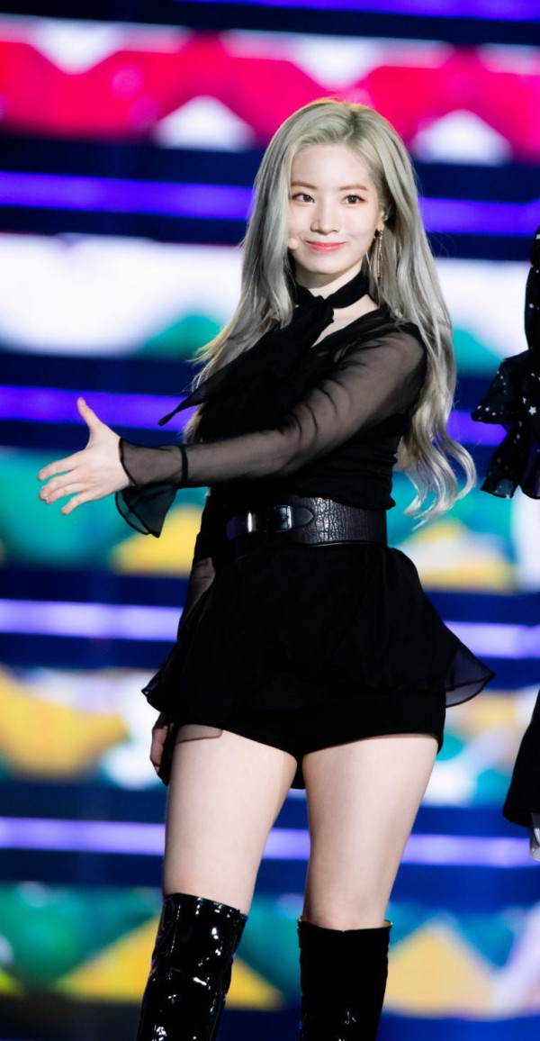 블랙의상과 대비되는 하얀 허벅지 트와이스 다현