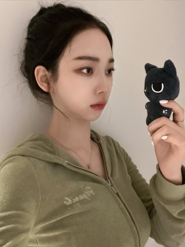 올리브 그린색 벨벳 후드티...묵직한 에스파 카리나