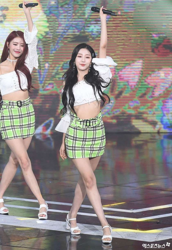 체크무늬 H라인 스커트 러블리즈 예인