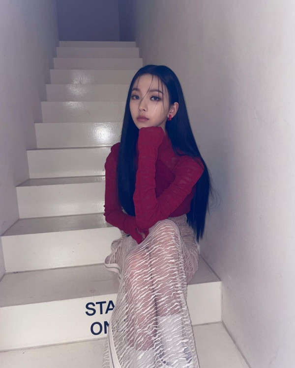 몸매 라인이 비치는 시스루 카리나