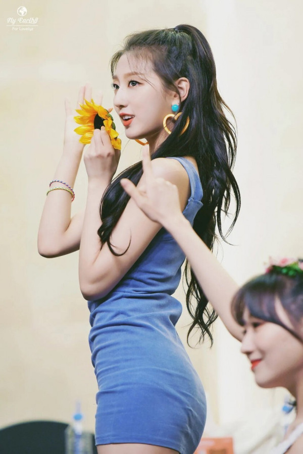 파란 벨벳원피스 러블리즈 예인 힙라인