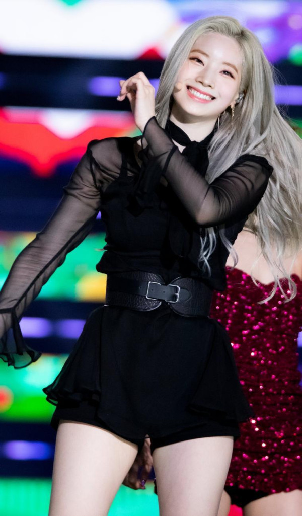 블랙의상과 대비되는 하얀 허벅지 트와이스 다현