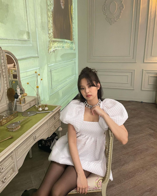 미니드레스에 검스 제니