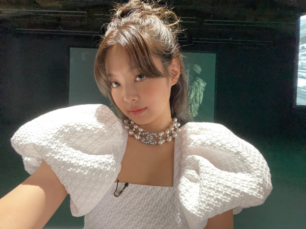 미니드레스에 검스 제니