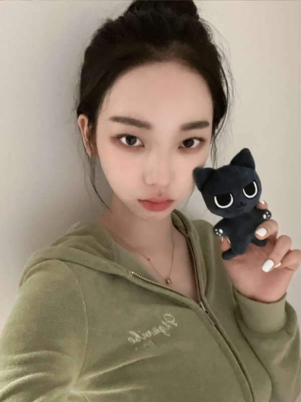 올리브 그린색 벨벳 후드티...묵직한 에스파 카리나