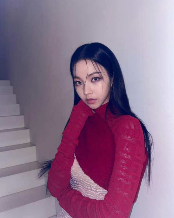 몸매 라인이 비치는 시스루 카리나