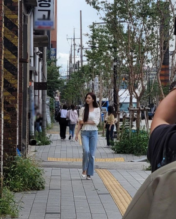 찰영하고 있는듯한 카리나