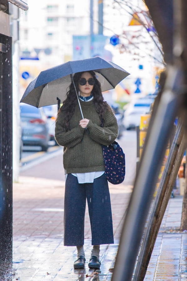 머리에 꽃 꽂은 배우 오연서