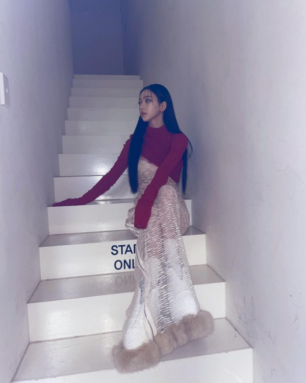 몸매 라인이 비치는 시스루 카리나