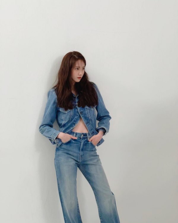 단추를 많이 푼 청청패션 윤아  권유리