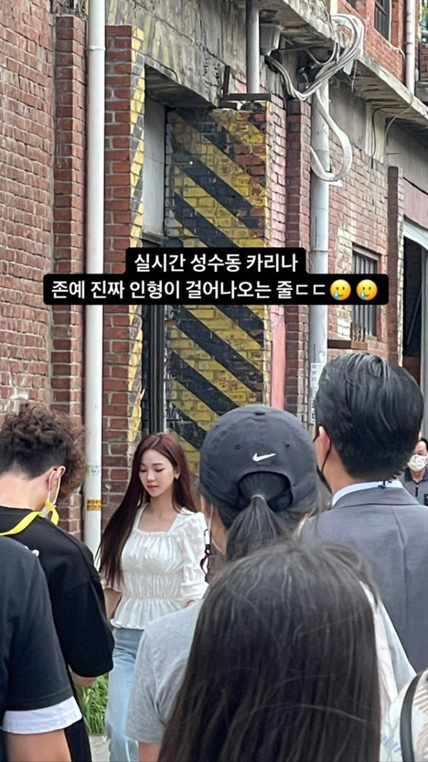 찰영하고 있는듯한 카리나