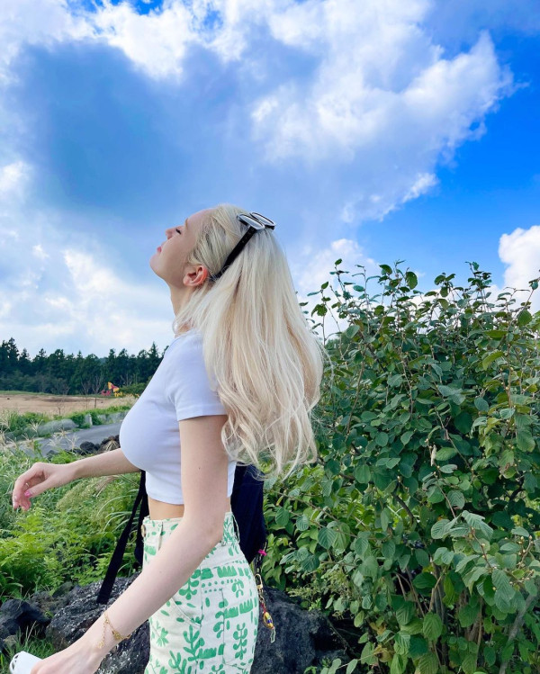 딱 맞는 흰 크롭티 소미