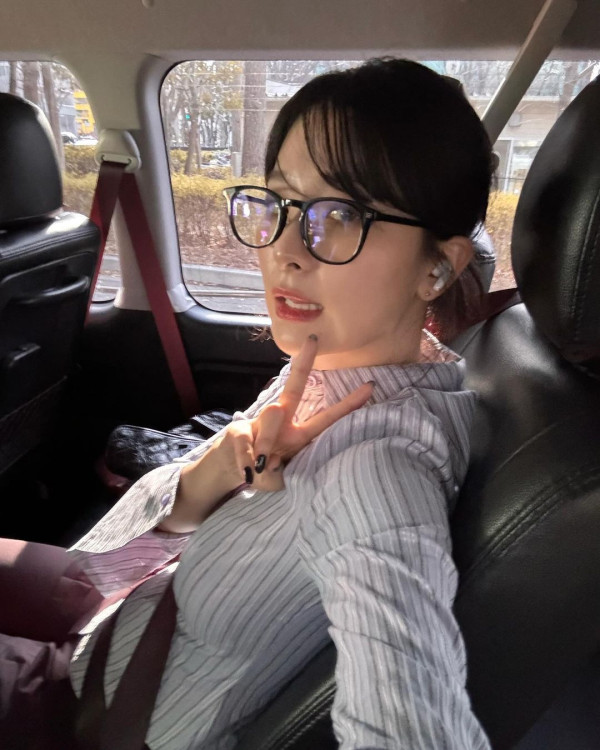 뿔테안경 쓴 슬기