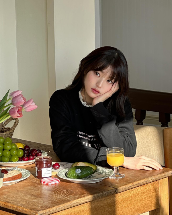 장미꽃을 든 아이브 장원영