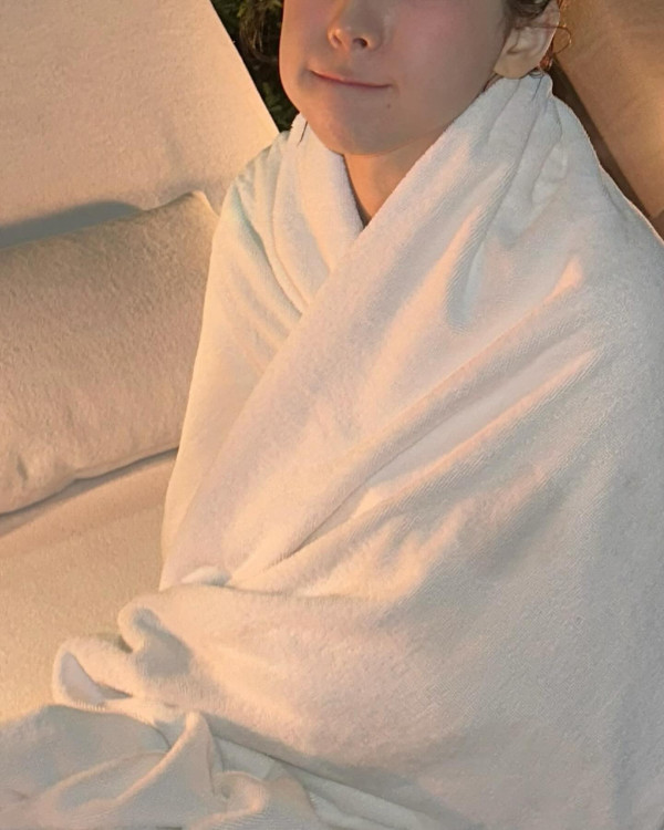 수영장 물속의 검은색 끈비키니 카리나