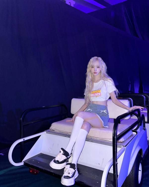 다리 꼰 에스파 윈터