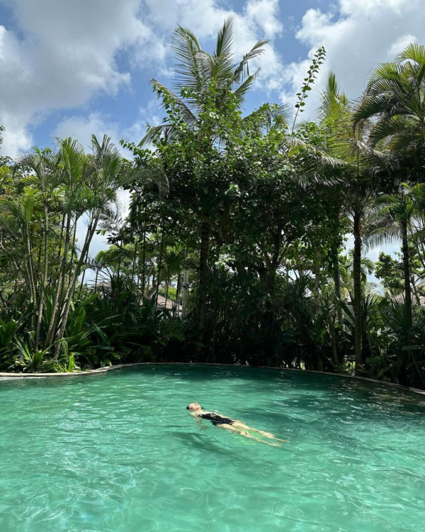 수영복 입은 우주소녀 보나