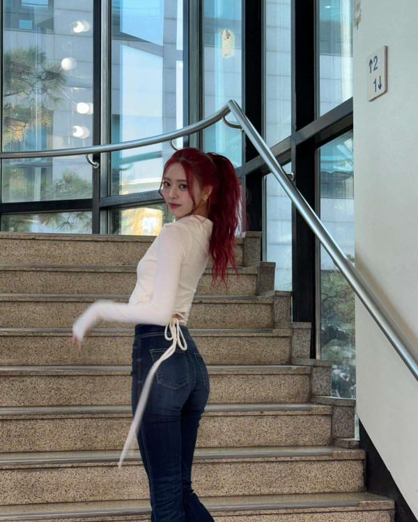 뮤뱅 계단에서 뒤태 자랑하는 ITZY 유나