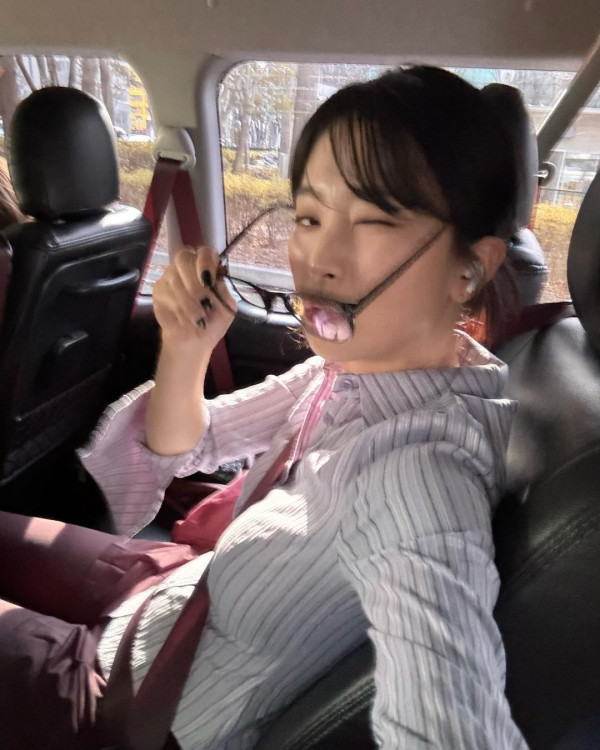 뿔테안경 쓴 슬기