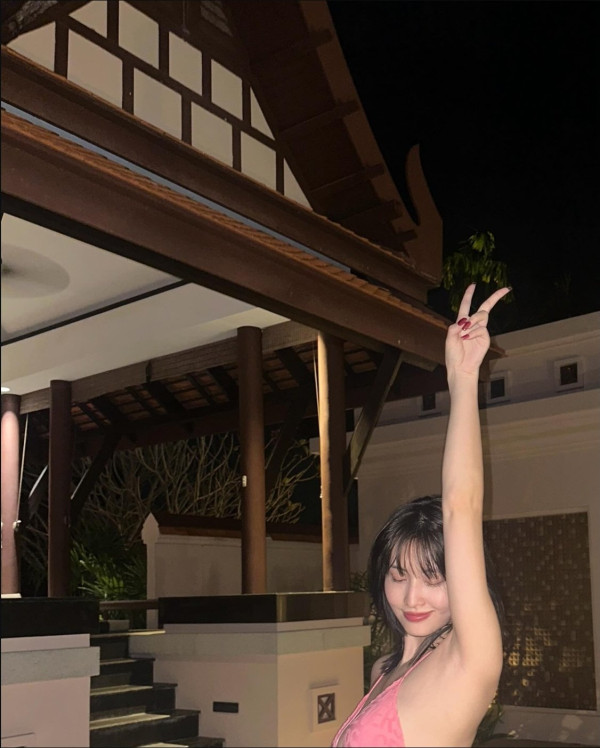 애매하게 가린 트와이스 모모 핑크색 끈비키니 몸매