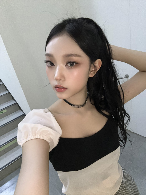 러블리한 핑크 블라우스 뉴진스 해린 셀카