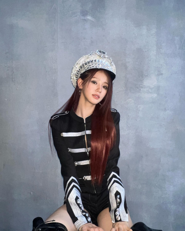 매끈한 기립근 몸매 (여자)아이들 미연