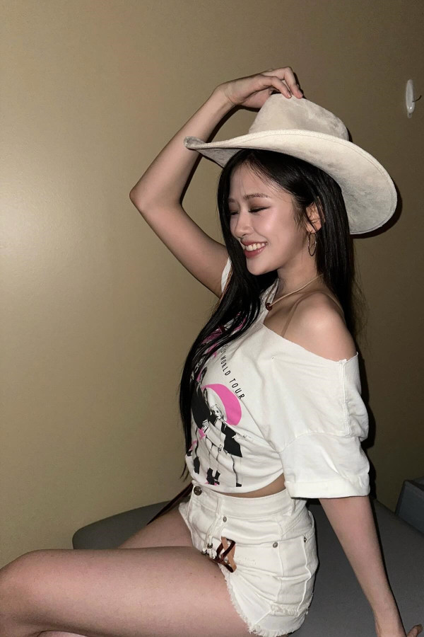 아이브 안유진 흰 핫팬츠