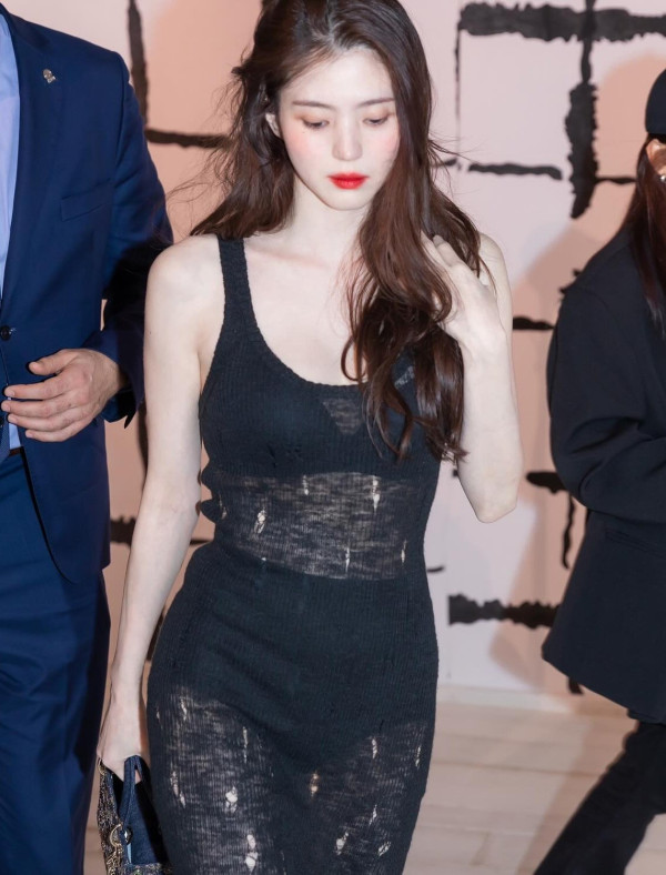 검은색 시스루 드레스 한소희