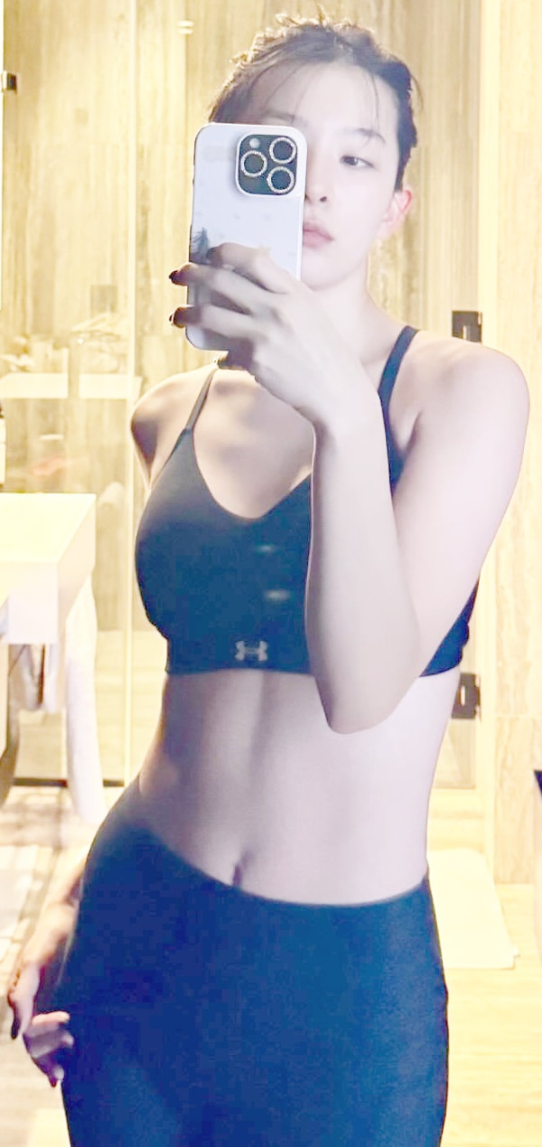 레깅스 입고 거울 셀카 찍은 슬기