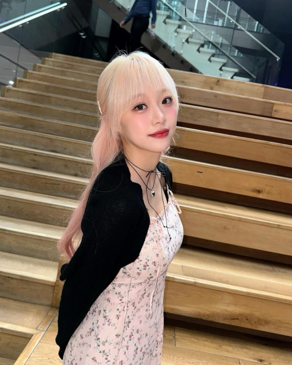 꽃원피스 입은 시그니처 지원