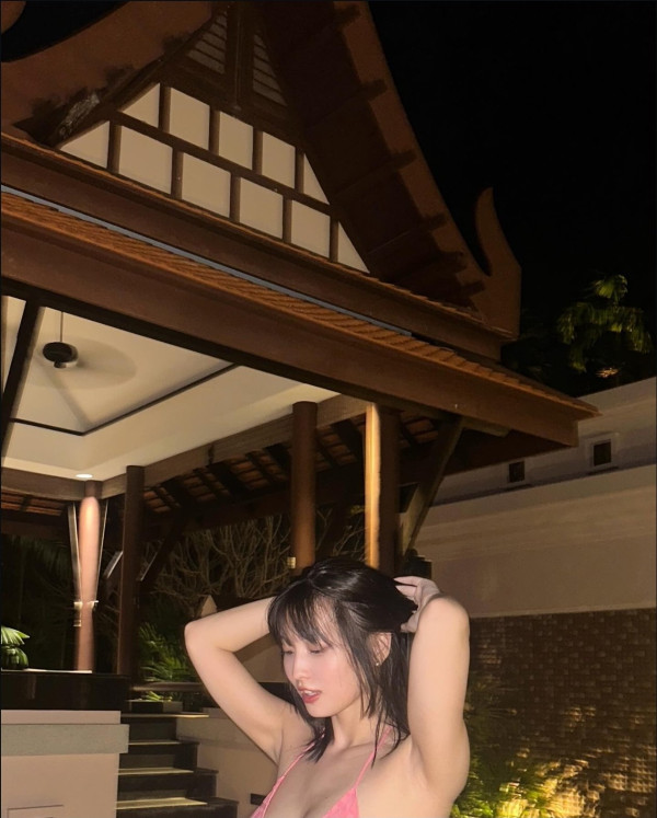 애매하게 가린 트와이스 모모 핑크색 끈비키니 몸매